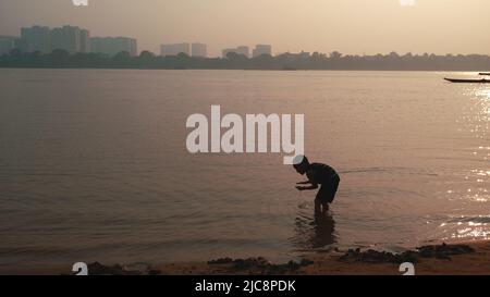 Bambini che giocano a Riverbank Sunset Vietnam Foto Stock