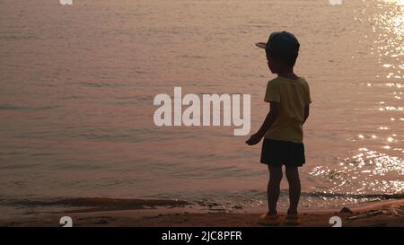 Bambini che giocano a Riverbank Sunset Vietnam Foto Stock