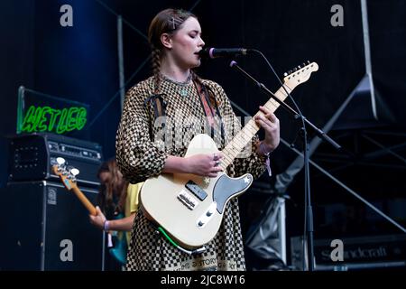 Oslo, Norvegia. 10th giugno 2022. La band inglese indie rock Wet leg suona un concerto dal vivo durante il festival musicale norvegese Loaded Festival 2022 di Oslo. Qui il cantante e musicista Rhian Teasdale ho visto dal vivo sul palco. (Photo Credit: Gonzales Photo/Alamy Live News Foto Stock