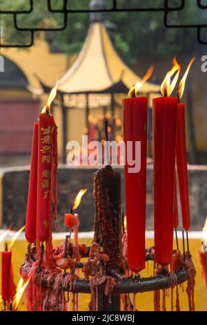 Candele votive con personaggi cinesi che bruciano nella Sala Arhat del Tempio Giardino Ovest, Suzhou, Cina. Foto Stock