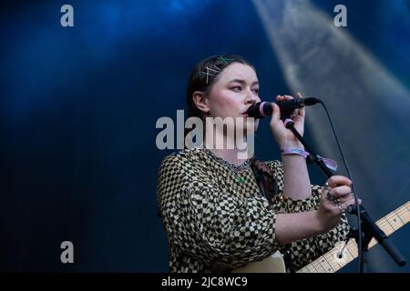 Oslo, Norvegia. 10th giugno 2022. La band inglese indie rock Wet leg suona un concerto dal vivo durante il festival musicale norvegese Loaded Festival 2022 di Oslo. Qui il cantante e musicista Rhian Teasdale ho visto dal vivo sul palco. (Photo Credit: Gonzales Photo/Alamy Live News Foto Stock