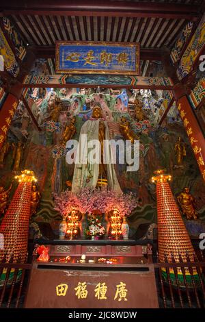 Una statua del bodhisattva Guanyin nella Grande Sala preziosa del Tempio Giardino Ovest a Suzhou, Cina. Essa è anche chiamata dea della misericordia. Foto Stock