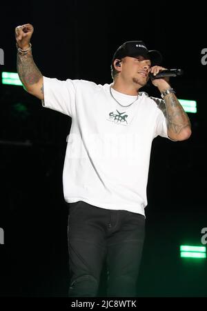 Nashville, Tennessee, Stati Uniti. 10th giugno 2022. Kane Brown sul palco per il CMA Fest 2022 - VEN, Nissan Stadium, Nashville, TN 10 giugno 2022. Credit: MORA/Everett Collection/Alamy Live News Foto Stock