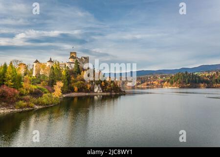 Castello Niedzica sul lago in autunno in Polonia, Europa. Foto Stock