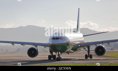 B-16335 EVA Airways Airbus A330-300 sulla pista decollo da Taipei Songshan Airport (TSA, RCSS) in mattinata. Foto Stock