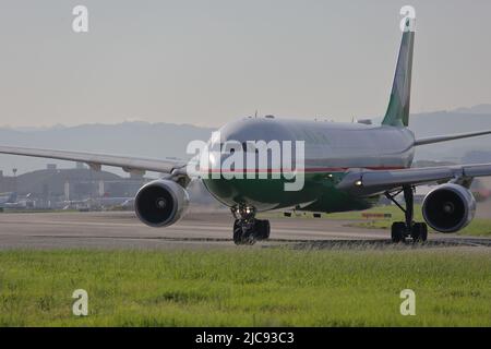 B-16335 EVA Airways Airbus A330 sulla pista decollo da Taipei Songshan Airport (TSA, RCSS), Taiwan. Foto Stock