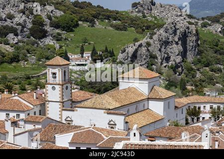 Vista aerea di Grazalema, considerato uno dei più bei villaggi bianchi della Spagna, Foto Stock