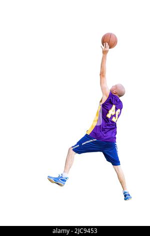 Un giovane giocatore di basket che spara un basket isolato su sfondo bianco con spazio per il testo Foto Stock