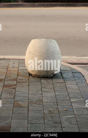 Semplice e minimalista plant pot in piedi sulla strada angolo. Foto Stock