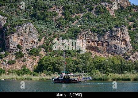 Nave turistica di fronte alle tombe di roccia Licia in una parete rocciosa di Dalyan, Turchia Foto Stock