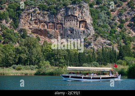 Nave turistica di fronte alle tombe di roccia Licia in una parete rocciosa di Dalyan, Turchia Foto Stock