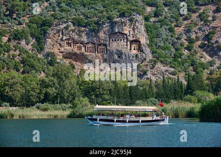 Nave turistica di fronte alle tombe di roccia Licia in una parete rocciosa di Dalyan, Turchia Foto Stock