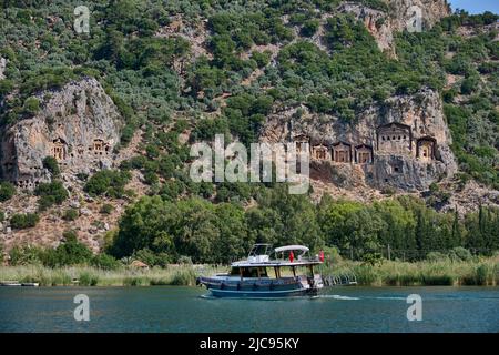 Nave turistica di fronte alle tombe di roccia Licia in una parete rocciosa di Dalyan, Turchia Foto Stock