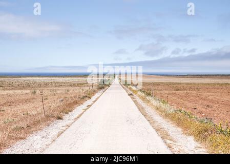 Strada rurale in Algarve che si estende in lontananza (Portogallo) Foto Stock