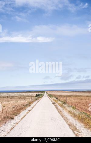 Strada rurale in Algarve che si estende in lontananza (Portogallo) Foto Stock