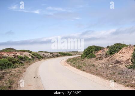 Strada rurale in Algarve che si estende in lontananza (Portogallo) Foto Stock