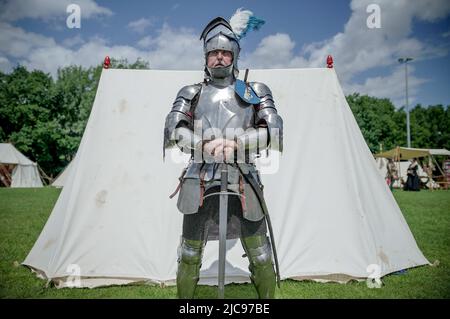 Londra, Regno Unito. 11th giugno 2022. Barnet Festival medievale. Allan Harley (nella foto), Capitano di Beaufort Companye re-enactment gruppo. I reenattori storici commemorano la battaglia di Barnet nel nord di Londra. Un incontro chiave combattuto durante la Guerra delle Rose il 14th aprile 1471, l'azione militare contribuì a garantire il trono per Edoardo VI Credit: Guy Corbishley/Alamy Live News Foto Stock