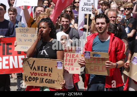 Amsterdam, Paesi Bassi. 11th giugno 2022. Gli studenti olandesi prendono parte alla protesta degli studenti a livello nazionale in piazza Dam il 11 giugno 2022 ad Amsterdam, Paesi Bassi. Migliaia di studenti protestano contro il sistema di istruzione dei prestiti, come parte della campagna niet Mijn Schuld-Not My Fault dell'Unione olandese FNV Young & United e dell'Unione nazionale degli studenti LSVb, che si battono per una sovvenzione di base esente da debito per le nuove generazioni e per un risarcimento per la generazione disgregazione del sistema di prestiti. (Foto di Paulo Amorim/Sipa USA) Credit: Sipa USA/Alamy Live News Foto Stock