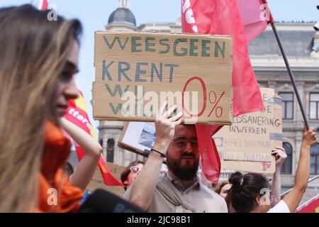 Amsterdam, Paesi Bassi. 11th giugno 2022. Gli studenti olandesi prendono parte alla protesta degli studenti a livello nazionale in piazza Dam il 11 giugno 2022 ad Amsterdam, Paesi Bassi. Migliaia di studenti protestano contro il sistema di istruzione dei prestiti, come parte della campagna niet Mijn Schuld-Not My Fault dell'Unione olandese FNV Young & United e dell'Unione nazionale degli studenti LSVb, che si battono per una sovvenzione di base esente da debito per le nuove generazioni e per un risarcimento per la generazione disgregazione del sistema di prestiti. (Foto di Paulo Amorim/Sipa USA) Credit: Sipa USA/Alamy Live News Foto Stock