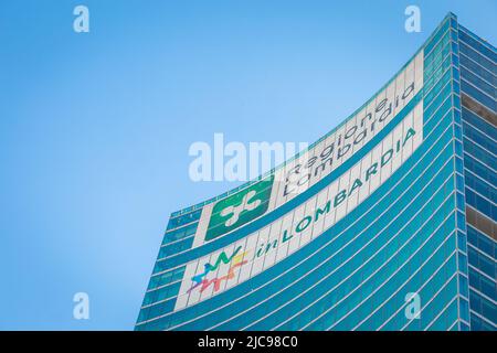 MILANO, ITALIA - CIRCA SETTEMBRE 2020: Situata nel centro di Milano, la Lombardia è uno dei grattacieli più famosi d'Italia Foto Stock