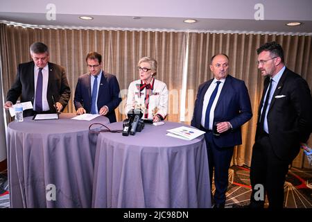 Il Presidente del Ministro Fiammingo Jan Jambon, il Ministro federale David Clarinval, la Principessa Astrid del Belgio, il Vice-Ministro vallone Willy Borsus e il Segretario di Stato della regione di Bruxelles Pascal Smet sono stati raffigurati durante un momento stampa informale durante la Missione economica belga negli Stati Uniti d'America, venerdì 10 giugno 2022 a Boston. Dal 4th al 12th giugno una delegazione con la Principessa e vari Ministri visiterà Atlanta, New York e Boston. BELGA PHOTO LAURIE DIEFFEMBACQ Credit: Belga News Agency/Alamy Live News Foto Stock