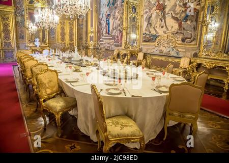 VENARIA REALE, ITALIA - CIRCA AGOSTO 2020: Sala da pranzo di lusso in stile barocco con tavolo da pranzo di gala Foto Stock