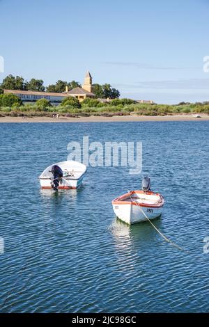 Barche colorate in barca sul mare a Cais das Quatro Águas fuori Tavira (Algarve, Portogallo) Foto Stock