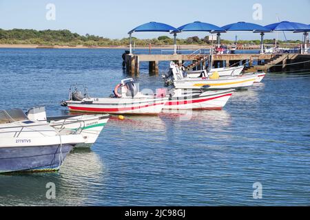 Barche colorate in barca sul mare a Cais das Quatro Águas fuori Tavira (Algarve, Portogallo) Foto Stock
