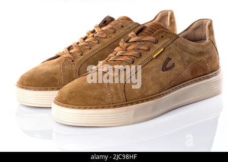 Dettaglio del nuovo sneaker Camel Active Avon da uomo in colore cognac isolato su bianco. Fotografia scattata il 10 giugno 2022 in Spagna. Foto Stock