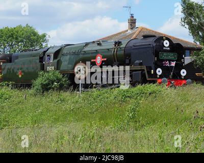Sittingbourne, Kent, Regno Unito. 11th giugno 2022. Lo storico treno a vapore 'Clan Line' (no 35028) che passa attraverso Sittingbourne, Kent questo pomeriggio - a metà strada del suo viaggio da Londra a dover. Credit: James Bell/Alamy Live News Foto Stock