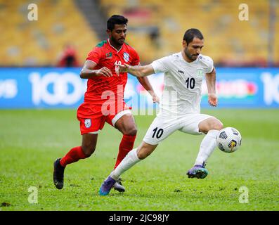 Kuala Lumpur, Malesia. 11th giugno 2022. Tagayev Elman (R) del Turkmenistan e l'MD Rimon Hossain (L) del Bangladesh visto in azione durante la gara di qualificazione AFC Asian Cup 2023 tra Turkmenistan e Bangladesh allo Stadio Nazionale Bukit Jalil. Punteggio finale; Turkmenistan 2:1 Bangladesh. Credit: SOPA Images Limited/Alamy Live News Foto Stock