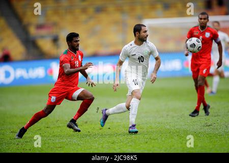 Kuala Lumpur, Malesia. 11th giugno 2022. Dr. Rimon Hossain (L) del Bangladesh e Tagayev Elman (C) del Turkmenistan visti in azione durante la gara di qualificazione AFC Asian Cup 2023 tra Turkmenistan e Bangladesh allo Stadio Nazionale Bukit Jalil. Punteggio finale; Turkmenistan 2:1 Bangladesh. Credit: SOPA Images Limited/Alamy Live News Foto Stock