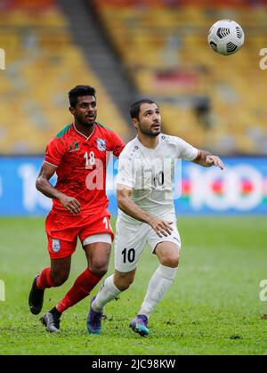 Kuala Lumpur, Malesia. 11th giugno 2022. Tagayev Elman (R) del Turkmenistan e l'MD Rimon Hossain (L) del Bangladesh visto in azione durante la gara di qualificazione AFC Asian Cup 2023 tra Turkmenistan e Bangladesh allo Stadio Nazionale Bukit Jalil. Punteggio finale; Turkmenistan 2:1 Bangladesh. Credit: SOPA Images Limited/Alamy Live News Foto Stock