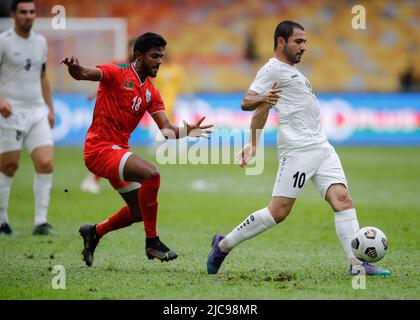 Kuala Lumpur, Malesia. 11th giugno 2022. Dr. Rimon Hossain (L) del Bangladesh e Tagayev Elman (R) del Turkmenistan visti in azione durante la gara di qualificazione AFC Asian Cup 2023 tra Turkmenistan e Bangladesh allo Stadio Nazionale Bukit Jalil. Punteggio finale; Turkmenistan 2:1 Bangladesh. Credit: SOPA Images Limited/Alamy Live News Foto Stock