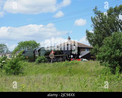 Sittingbourne, Kent, Regno Unito. 11th giugno 2022. Lo storico treno a vapore 'Clan Line' (no 35028) che passa attraverso Sittingbourne, Kent questo pomeriggio - a metà strada del suo viaggio da Londra a dover. Credit: James Bell/Alamy Live News Foto Stock