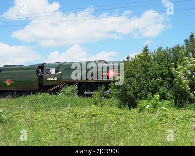 Sittingbourne, Kent, Regno Unito. 11th giugno 2022. Lo storico treno a vapore 'Clan Line' (no 35028) che passa attraverso Sittingbourne, Kent questo pomeriggio - a metà strada del suo viaggio da Londra a dover. Credit: James Bell/Alamy Live News Foto Stock
