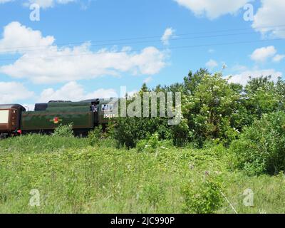 Sittingbourne, Kent, Regno Unito. 11th giugno 2022. Lo storico treno a vapore 'Clan Line' (no 35028) che passa attraverso Sittingbourne, Kent questo pomeriggio - a metà strada del suo viaggio da Londra a dover. Credit: James Bell/Alamy Live News Foto Stock