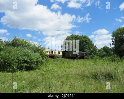 Sittingbourne, Kent, Regno Unito. 11th giugno 2022. Lo storico treno a vapore 'Clan Line' (no 35028) che passa attraverso Sittingbourne, Kent questo pomeriggio - a metà strada del suo viaggio da Londra a dover. Credit: James Bell/Alamy Live News Foto Stock