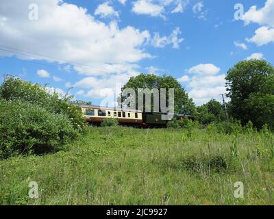 Sittingbourne, Kent, Regno Unito. 11th giugno 2022. Lo storico treno a vapore 'Clan Line' (no 35028) che passa attraverso Sittingbourne, Kent questo pomeriggio - a metà strada del suo viaggio da Londra a dover. Credit: James Bell/Alamy Live News Foto Stock