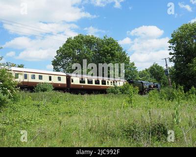 Sittingbourne, Kent, Regno Unito. 11th giugno 2022. Lo storico treno a vapore 'Clan Line' (no 35028) che passa attraverso Sittingbourne, Kent questo pomeriggio - a metà strada del suo viaggio da Londra a dover. Credit: James Bell/Alamy Live News Foto Stock
