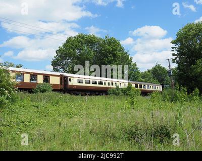Sittingbourne, Kent, Regno Unito. 11th giugno 2022. Lo storico treno a vapore 'Clan Line' (no 35028) che passa attraverso Sittingbourne, Kent questo pomeriggio - a metà strada del suo viaggio da Londra a dover. Credit: James Bell/Alamy Live News Foto Stock