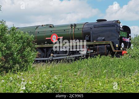 Sittingbourne, Kent, Regno Unito. 11th giugno 2022. Lo storico treno a vapore 'Clan Line' (no 35028) che passa attraverso Sittingbourne, Kent questo pomeriggio - a metà strada del suo viaggio da Londra a dover. Credit: James Bell/Alamy Live News Foto Stock