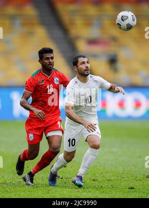 Tagayev Elman (R) del Turkmenistan e l'MD Rimon Hossain (L) del Bangladesh visto in azione durante la gara di qualificazione AFC Asian Cup 2023 tra Turkmenistan e Bangladesh allo Stadio Nazionale Bukit Jalil. Punteggio finale; Turkmenistan 2:1 Bangladesh. (Foto di Wong Fok Loy / SOPA Images/Sipa USA) Foto Stock