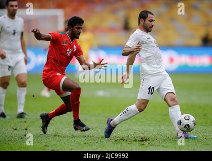 Dr. Rimon Hossain (L) del Bangladesh e Tagayev Elman (R) del Turkmenistan visti in azione durante la gara di qualificazione AFC Asian Cup 2023 tra Turkmenistan e Bangladesh allo Stadio Nazionale Bukit Jalil. Punteggio finale; Turkmenistan 2:1 Bangladesh. (Foto di Wong Fok Loy / SOPA Images/Sipa USA) Foto Stock