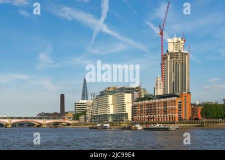 La TORRE DELL'OSSO e altri edifici lungo il Tamigi a Londra Foto Stock