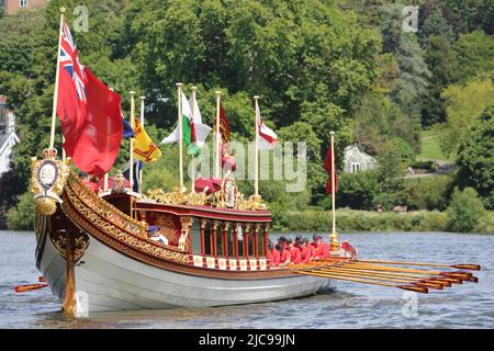 Richmond upon Thames, Regno Unito. 11th giugno 2022. La Queen's Row Barge Gloriana raffigurata sul Tamigi a Petersham vicino a Richmond per l'annuale Tudor Pull tra Hampton Court e la Torre di Londra. Il QRB Gloriana fu costruito in tempo per il Giubileo dei Diamanti della Regina nel 2012. Credit: Rob Powell/Alamy Live News. Foto Stock