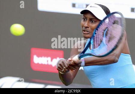 Berlino, Germania. 11th giugno 2022. Tennis: WTA Tour, Singles, Qualifier: Lisicki (Germania) - Muhammad (USA) allo Steffi Graf Stadium. Asia Muhammad gioca un backhand. Credit: Wolfgang Kumm/dpa/Alamy Live News Foto Stock