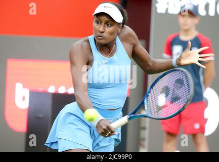 Berlino, Germania. 11th giugno 2022. Tennis: WTA Tour, Singles, Qualifier: Lisicki (Germania) - Muhammad (USA) allo Steffi Graf Stadium. Asia Muhammad gioca un backhand. Credit: Wolfgang Kumm/dpa/Alamy Live News Foto Stock