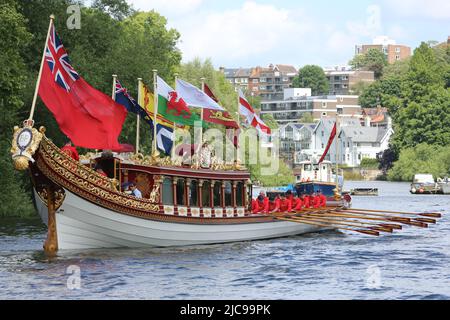 Richmond upon Thames, Regno Unito. 11th giugno 2022. La Queen's Row Barge Gloriana raffigurata sul Tamigi a Petersham vicino a Richmond per l'annuale Tudor Pull tra Hampton Court e la Torre di Londra. Il QRB Gloriana fu costruito in tempo per il Giubileo dei Diamanti della Regina nel 2012. Credit: Rob Powell/Alamy Live News. Foto Stock