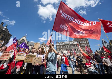 Amsterdam, Paesi Bassi. 11th giugno 2022. 2022-06-11 12:36:36 AMSTERDAM - gli studenti protestano su Piazza Dam per una più ampia sovvenzione di base. Vogliono anche che gli studenti che hanno studiato sotto il sistema di prestito per ricevere più soldi come compensazione. ANP EVERT ELZINGA netherlands OUT - belgium OUT Credit: ANP/Alamy Live News Foto Stock